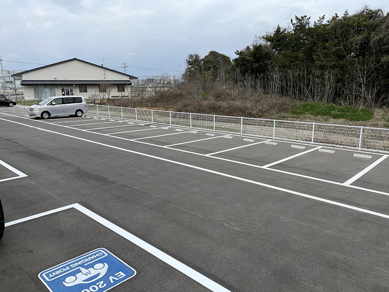 施設横の駐車場（25台分）